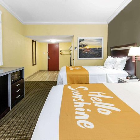 Days Inn By Wyndham Nanuet / Spring Valley Bagian luar foto