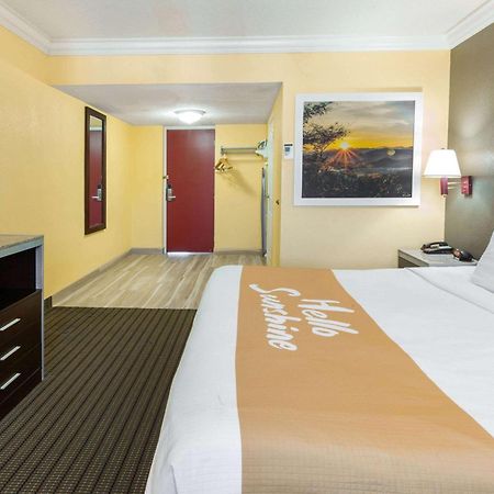 Days Inn By Wyndham Nanuet / Spring Valley Bagian luar foto