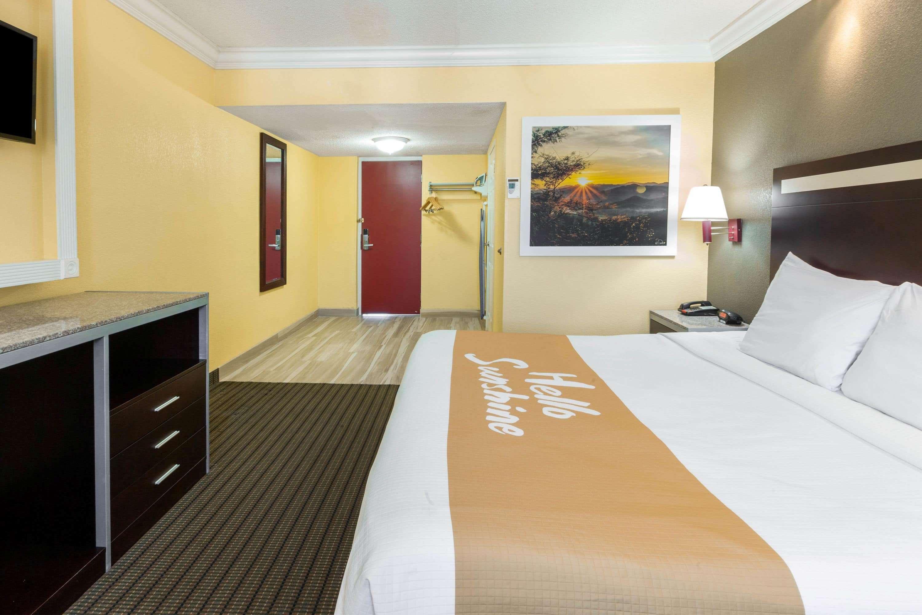 Days Inn By Wyndham Nanuet / Spring Valley Bagian luar foto