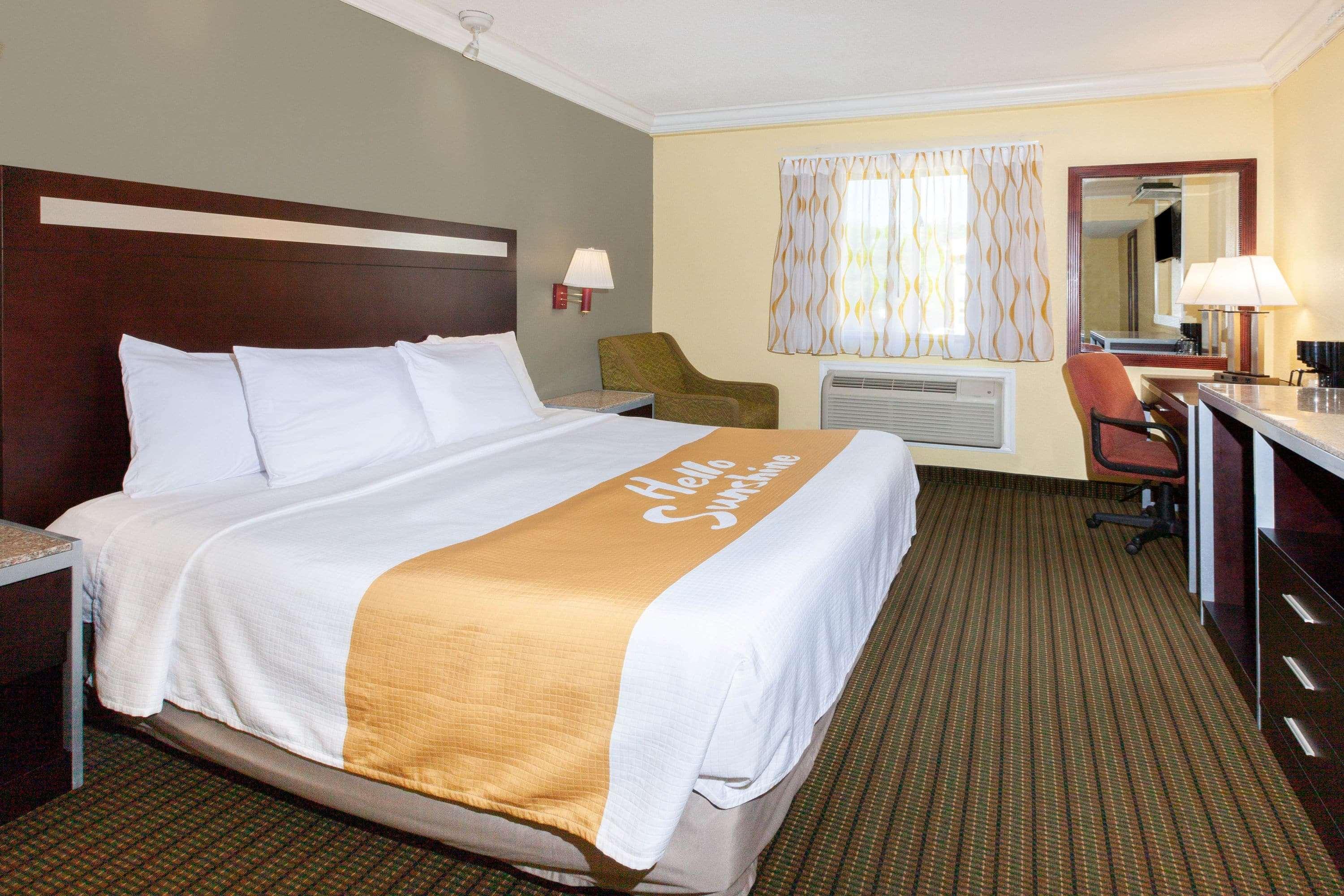 Days Inn By Wyndham Nanuet / Spring Valley Bagian luar foto