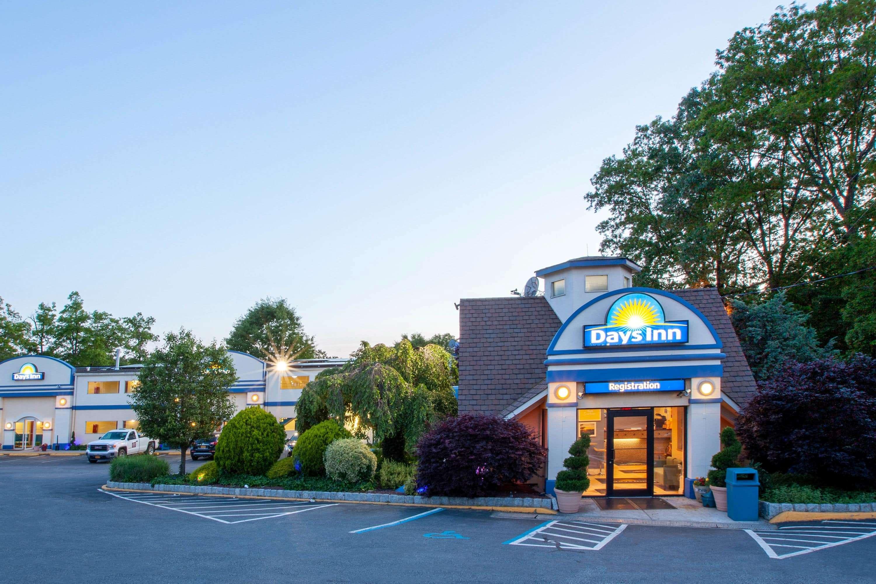 Days Inn By Wyndham Nanuet / Spring Valley Bagian luar foto
